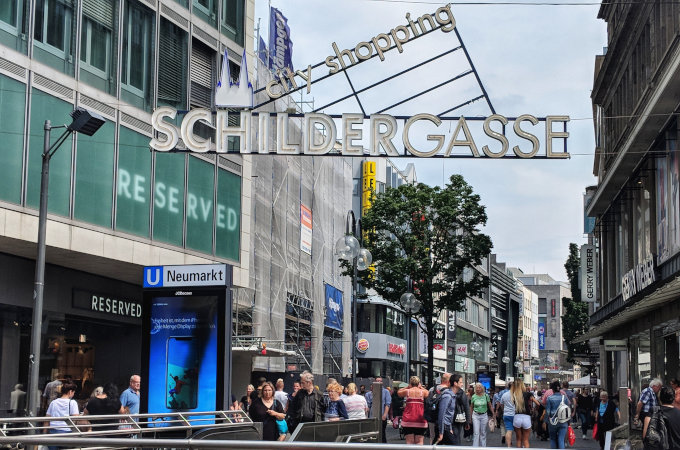 Schildergasse, Cologne's famous shopping street.