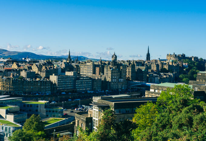 Vy över Edinburgh från Calton Hill