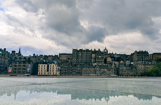 Pohled na Edinburgh z nádraží Waverly