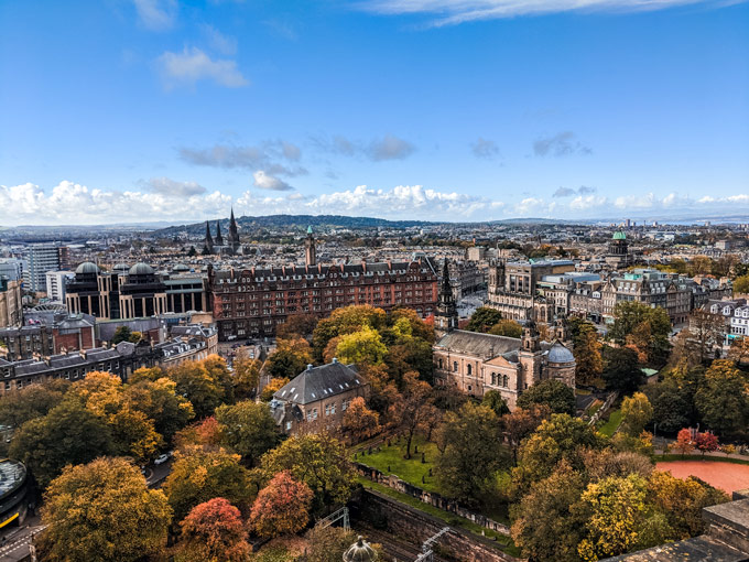 Vista de Outono da linha do horizonte de Edimburgo Escócia do castelo