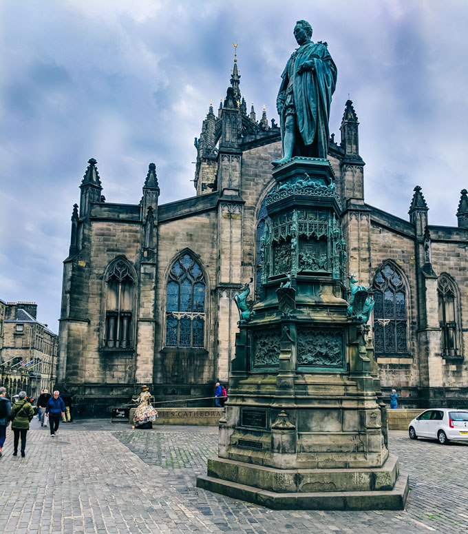 Catedral de St. Giles de Edimburgo con estatua de cobre azul