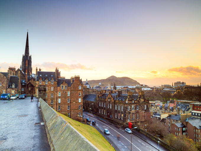 De zonsopgang boven de oude stad van Edinburgh bekijken is een van de beste dingen om te doen in Edinburgh in 2 dagen