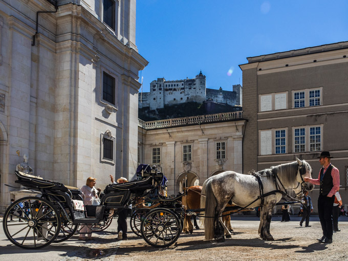 Horse and carriage in the Salzburg Old Town courtyard.