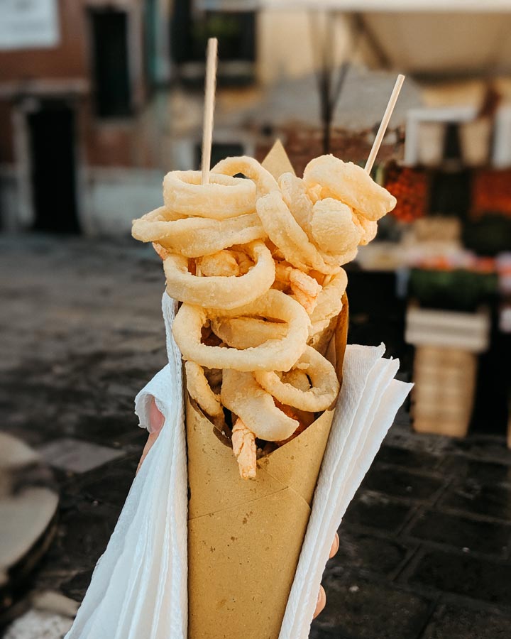 Fried calamari and shrimp in a paper cone, the best lunch to start a 2 days in Venice itinerary