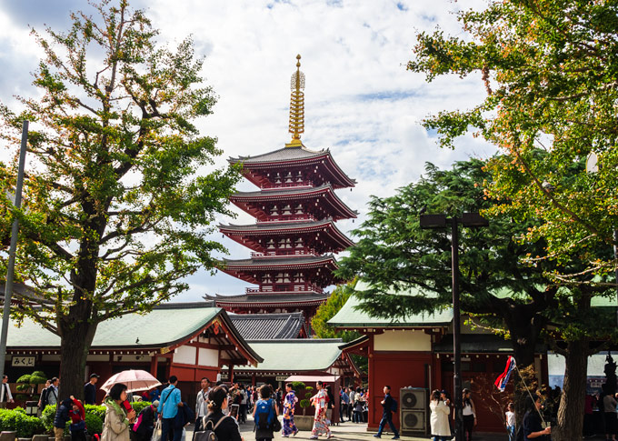 View of red five storey pagoda with foreground of tourists using 5 day Japan itinerary ideas.