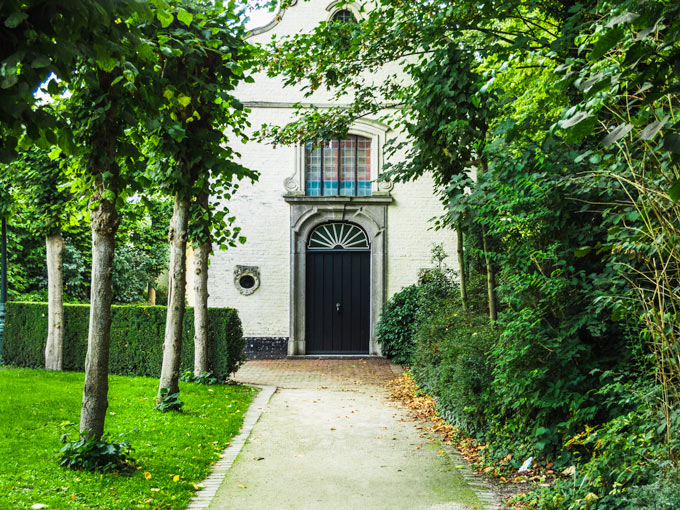 Bruges white house in green park, a must see on a Bruges day trip.