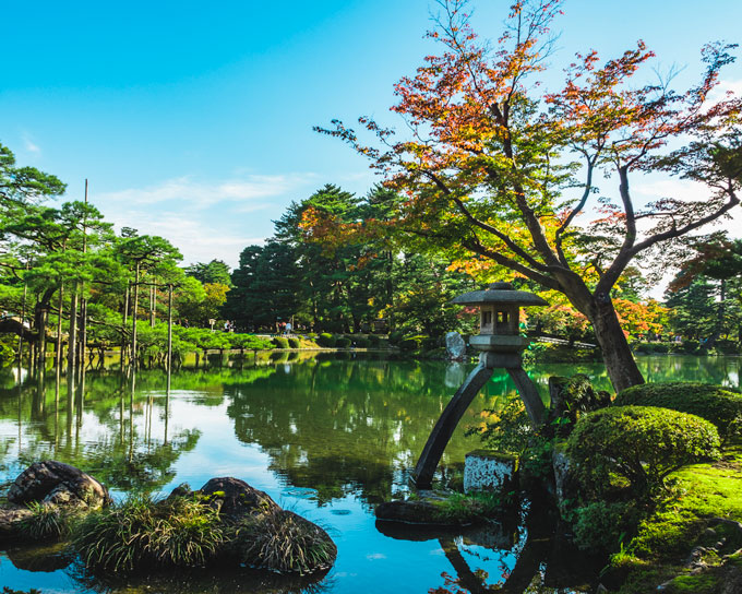 Kenrokuen Garden reflecting pond.