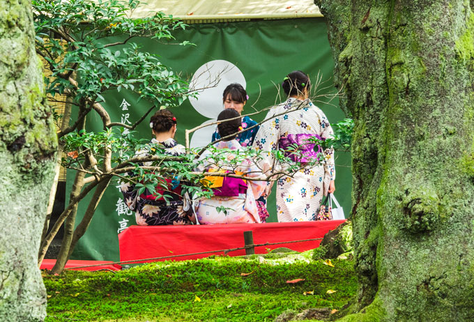 Girls in yukatas on a day trip to Kanazawa.