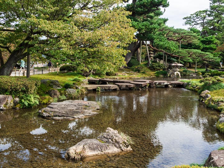 Kanazawa Kenroku-en garden reflecting pond with stepping stones.