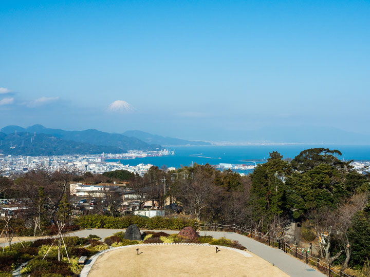 Shizuoka Nihondaira overlook park with views of ocean, city, and Mount Fuji.