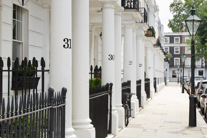 Hiring a London relocation agent to find a posh flat in Kensington.