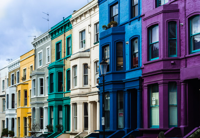 Colorful houses in Notting Hill, an essential stop on the 4 day London itinerary.