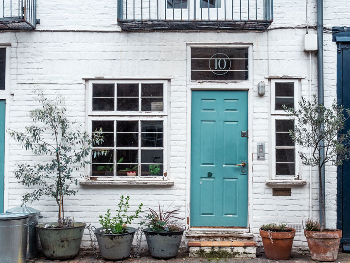 Monthly expenses in London - white London mews house with blue door