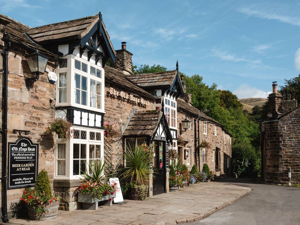 Exterior de piedra del pub británico visitado después de mudarse a Inglaterra desde EE. UU.