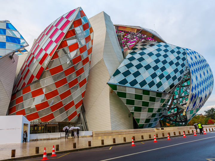 Blue and red checkered exterior of Fondation Louis Vitton.