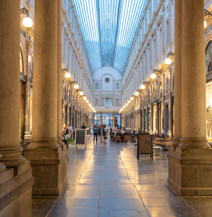 Galeries Royale på natten nära Bryssel Grand Place