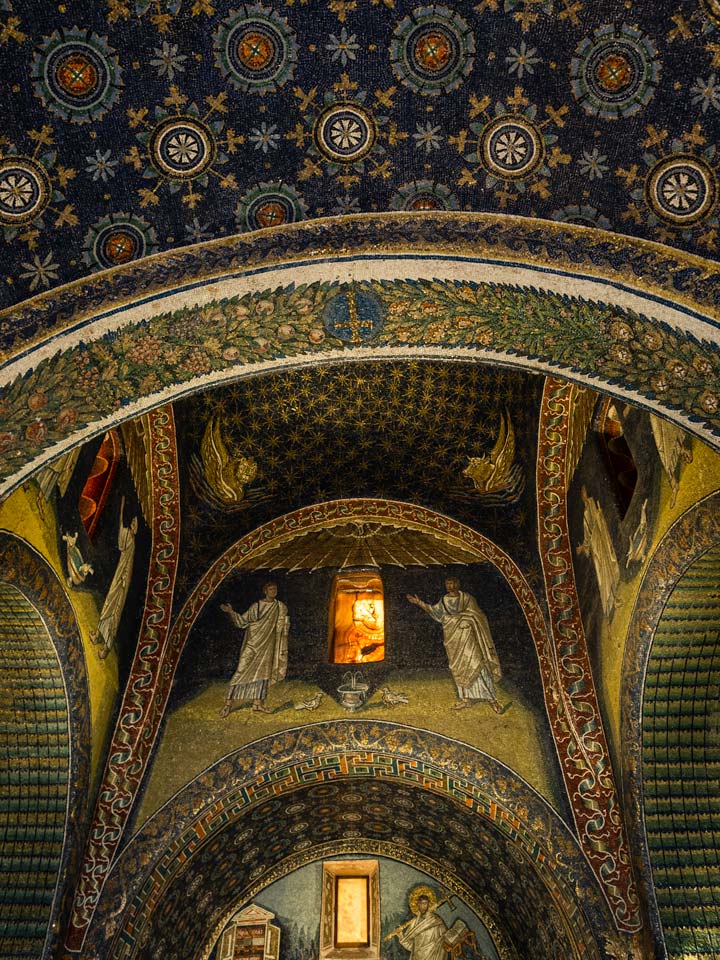 Mausoleo di Galla Placidia interior mosaic with blue and gold tiles and arched ceiling.