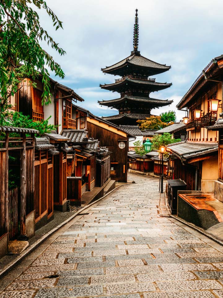 Ninenzaka street with view of pagoda