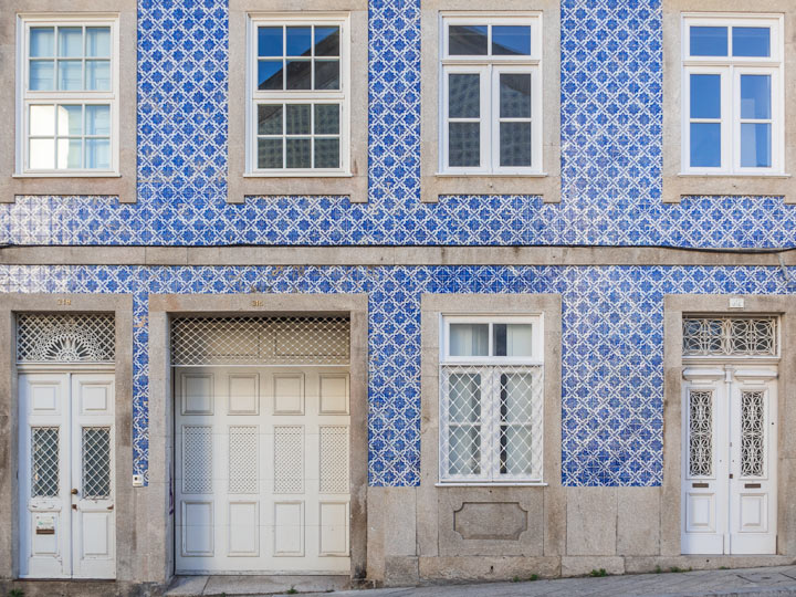 Porto building with blue and white tiles.