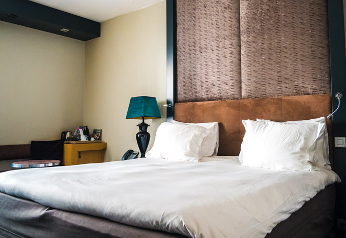 Choosing a budget-friendly hotel room with simple furnishings, an easy way to save money while traveling.