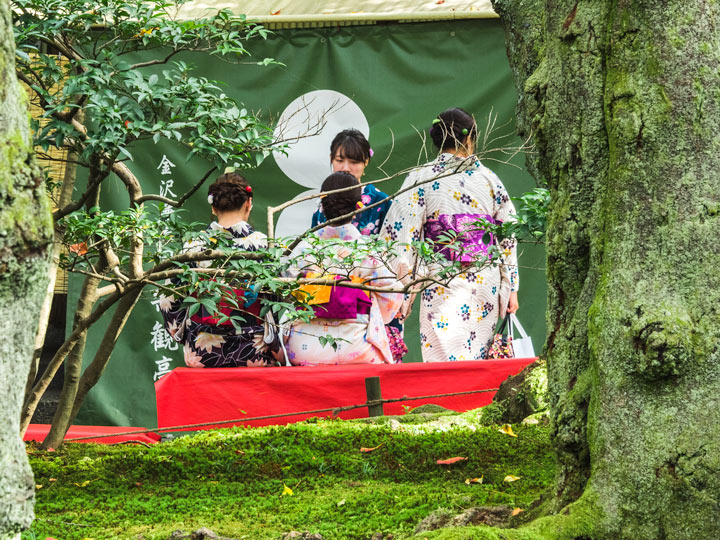 Four Japanese girls in yukata on bench who did not travel Japan solo.